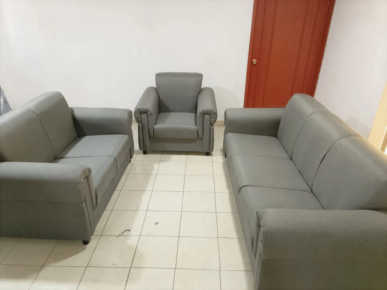 Sala de tres piezas en tela gris