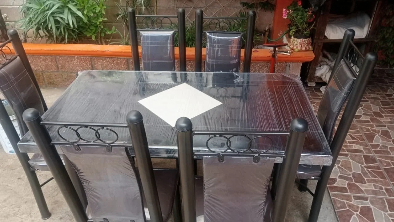 Comedor de cuatro sillas, cubierta de cristal