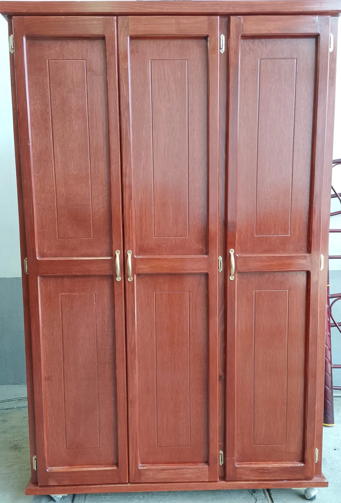 Ropero de tres puertas